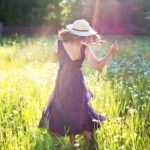 pretty-woman-in-field-820477_640