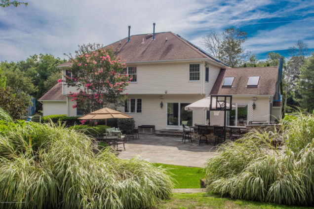 2098 Overbrook Drive Wall