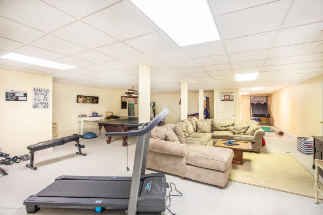 2098 Overbrook Drive Wall