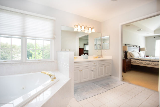 2098 Overbrook Drive Wall