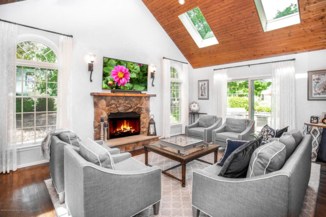 2098 Overbrook Drive Wall