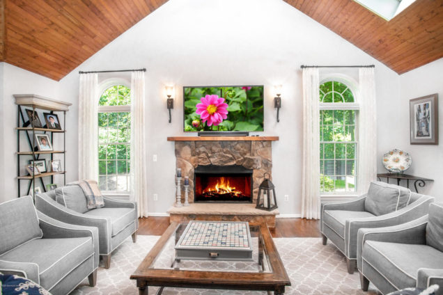 2098 Overbrook Drive Wall