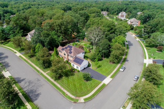 2098 Overbrook Drive Wall