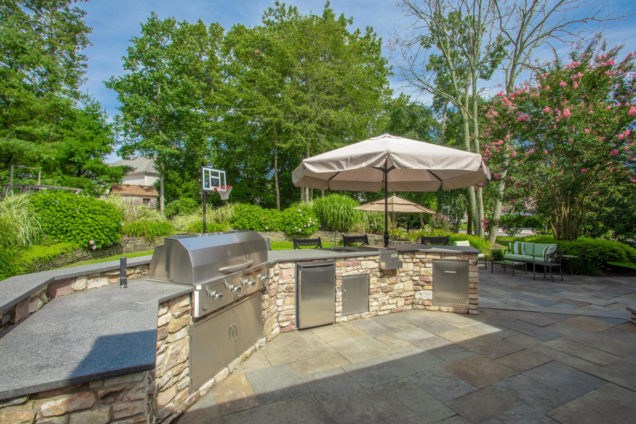 2098 Overbrook Drive Wall