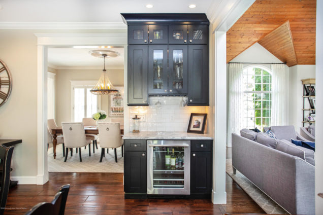 2098 Overbrook Drive Wall