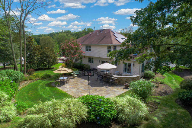 2098 Overbrook Drive Wall